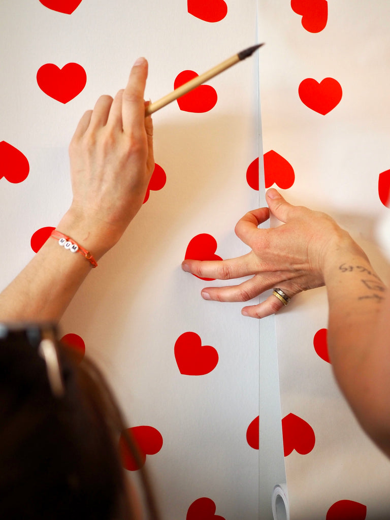L'Harmonie Élégante de la Collaboration : Notre Nouveau Papier Peint à Cœurs Rouges avec Fox & Roses