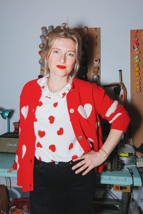 Cardigan CHARLOTTE rouge jacquard coeurs blancs