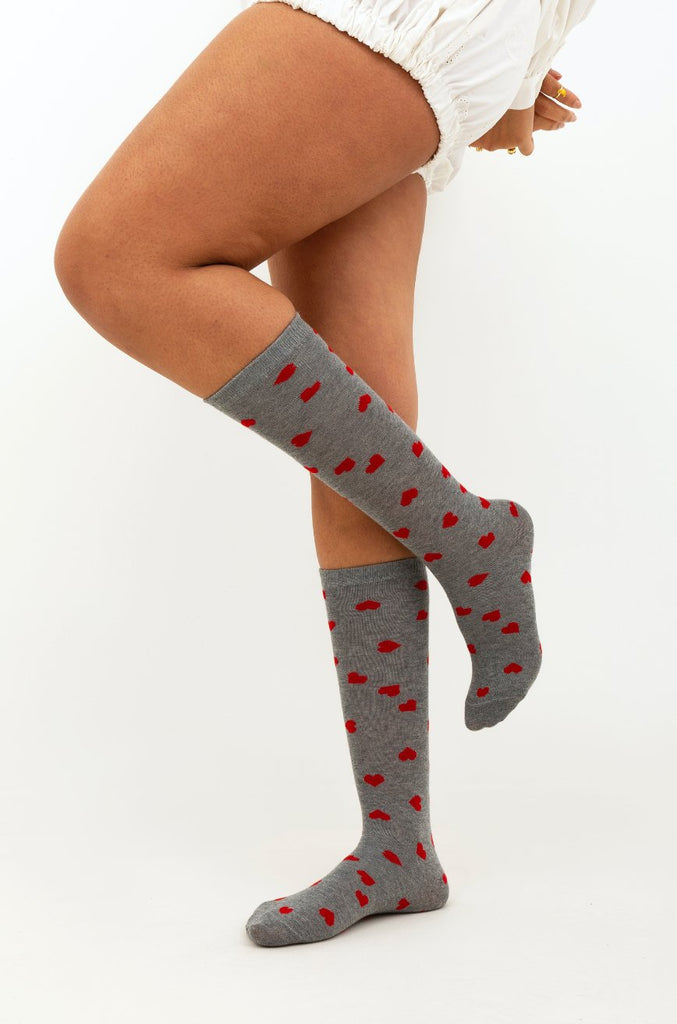 Chaussettes BIBI grises coeurs rouges - Léopoldine Chateau