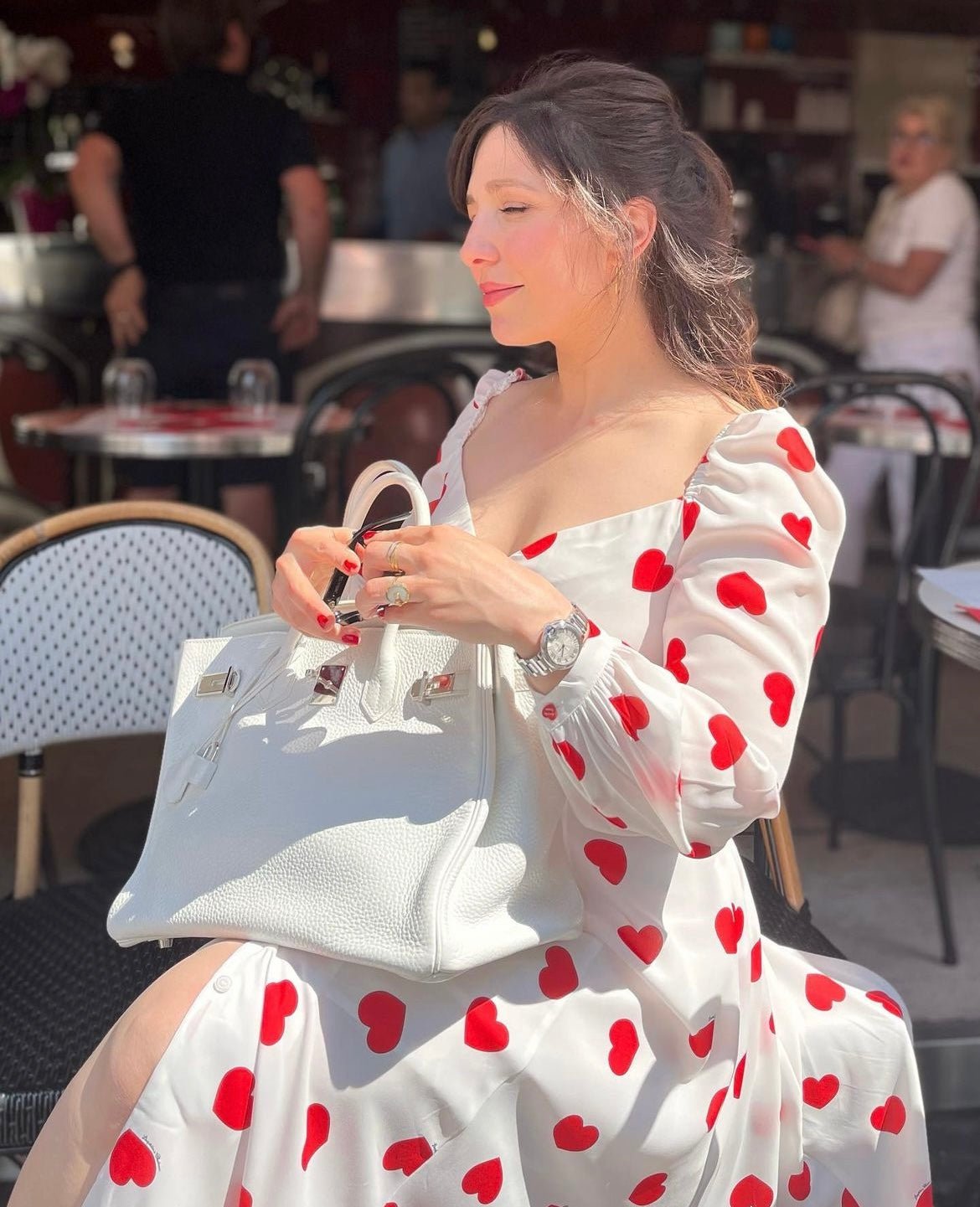 Robe blanche coeur rouge sale