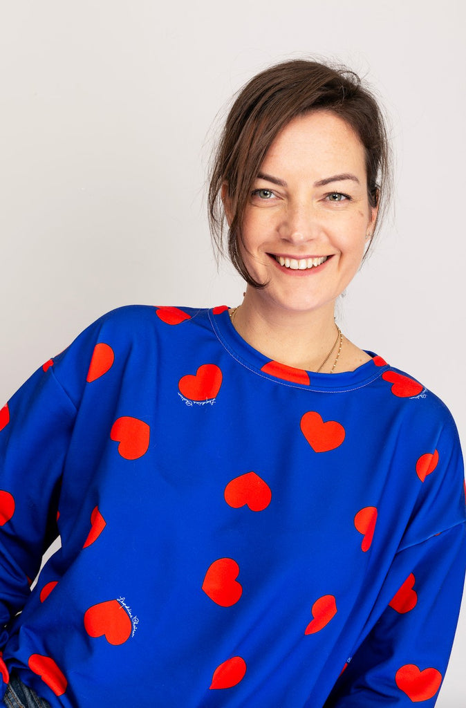 Sweat-Shirt MALOTRU bleu coeurs rouges - Léopoldine Chateau